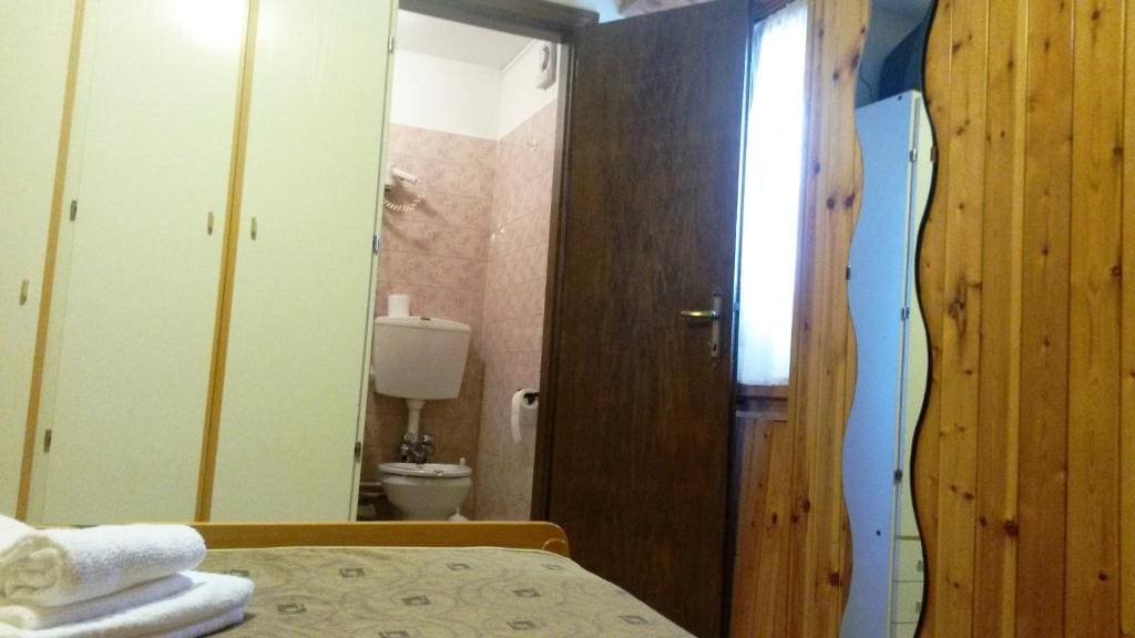 Small Double Room room - Image 3