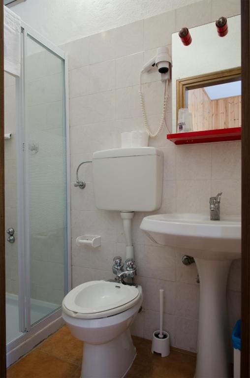 Single Room with Private Bathroom room - Image 3