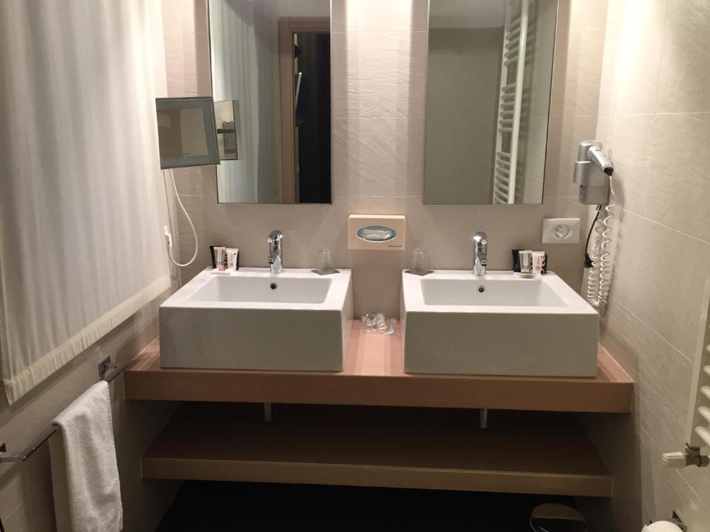 Luxury Suite with Spa Bath room - Image 2