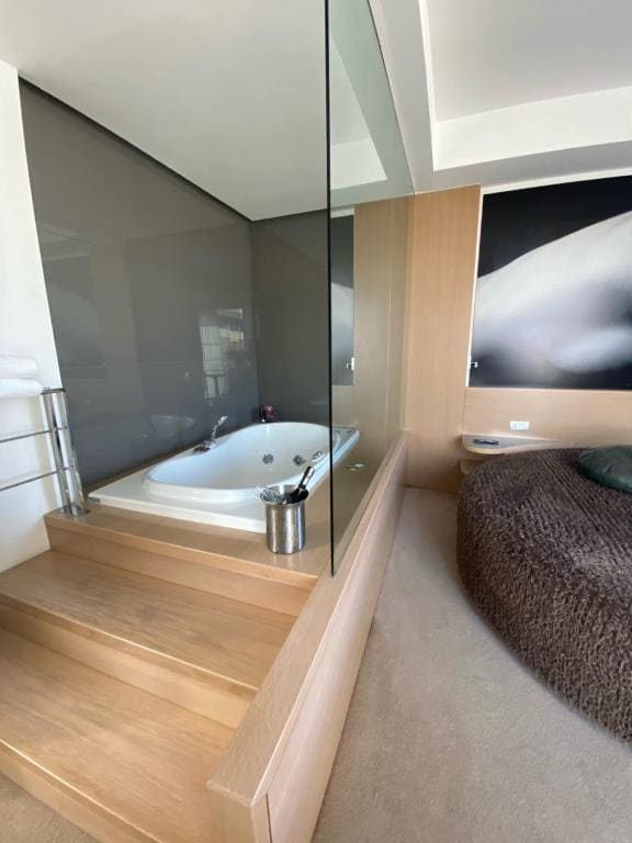 Luxury Suite with Spa Bath room - Image 3