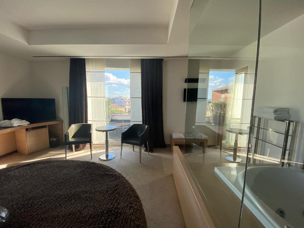 Luxury Suite with Spa Bath room - Image 1