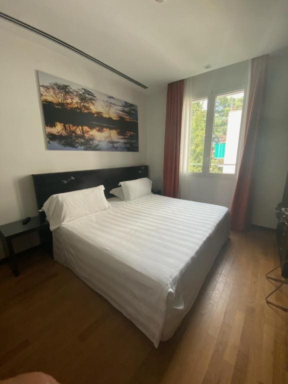 Superior Double Room with Queen size bed room - Image 3