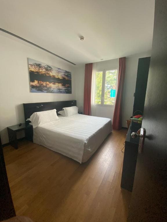 Superior Double Room with Queen size bed room - Image 2