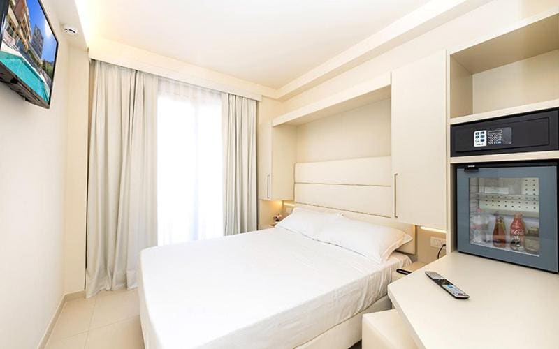 Queen Room with Balcony room - Image 2
