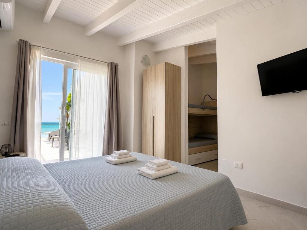 Quadruple Room with Sea View room - Image 2