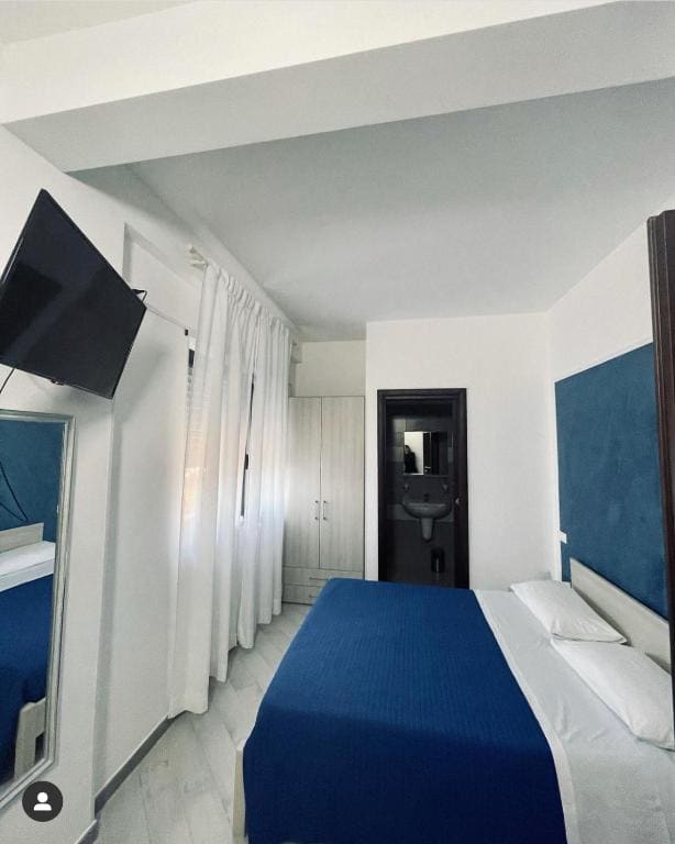 Small Double Room room - Image 1