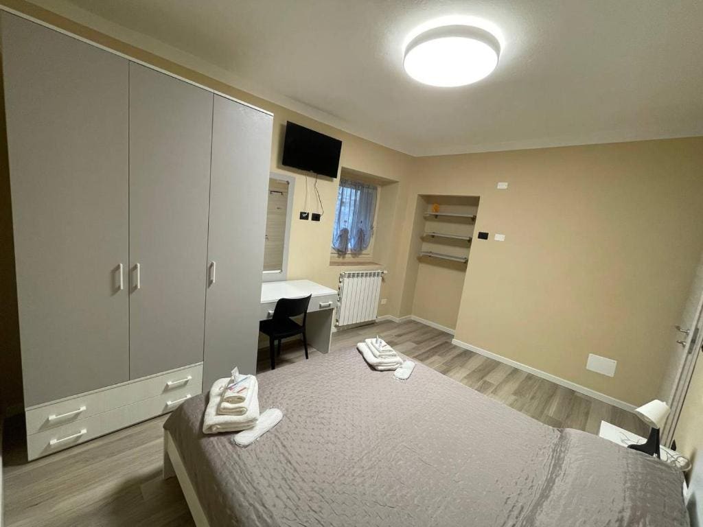 Double Room with Shared Bathroom room - Image 2