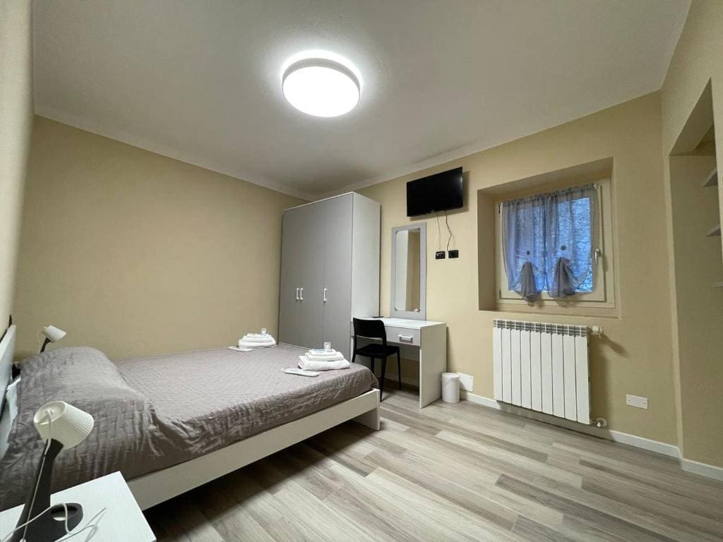 Double Room with Shared Bathroom room - Image 3