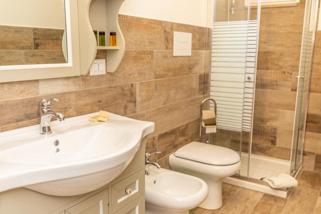 Large Double Room room - Image 3