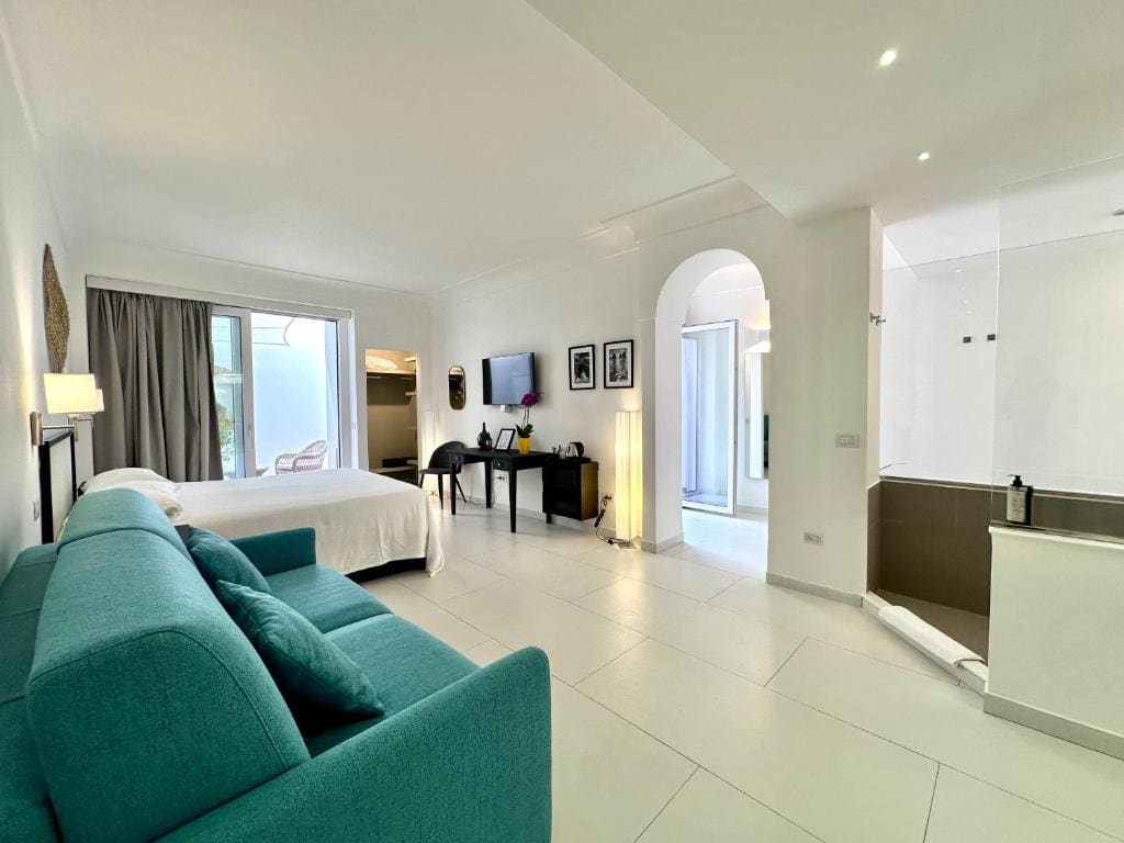 Deluxe Suite with Spa Bath room - Image 2