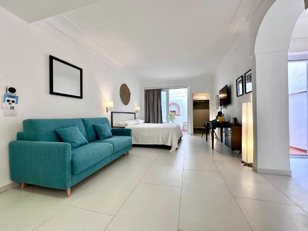 Deluxe Suite with Spa Bath room - Image 3