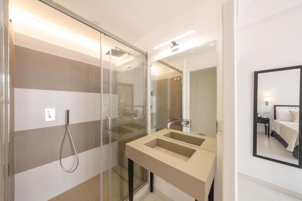 Double Room with Private Bathroom room - Image 2