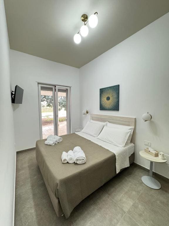 Double Room with Shared Bathroom room - Image 2
