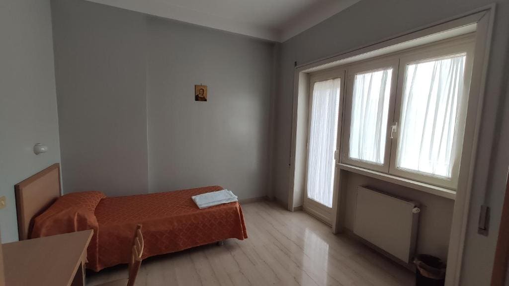Single Room with Private Bathroom room - Image 3