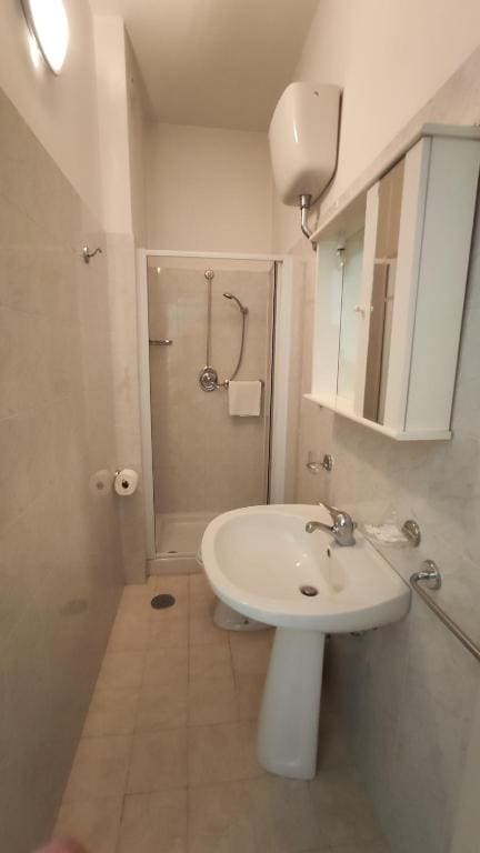 Twin Room with Private Bathroom room - Image 3