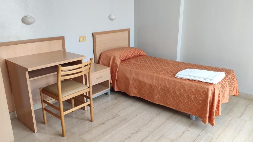 Single Room with Private Bathroom room - Image 2