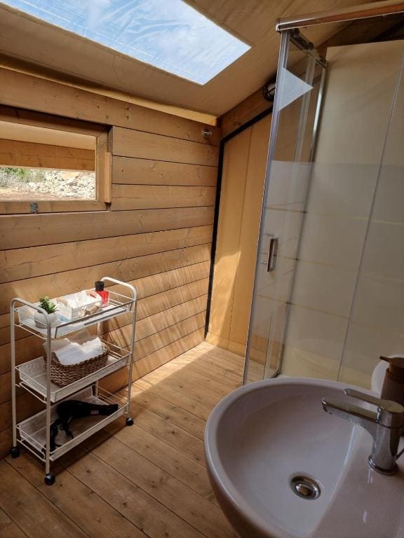 Tent room - Image 2