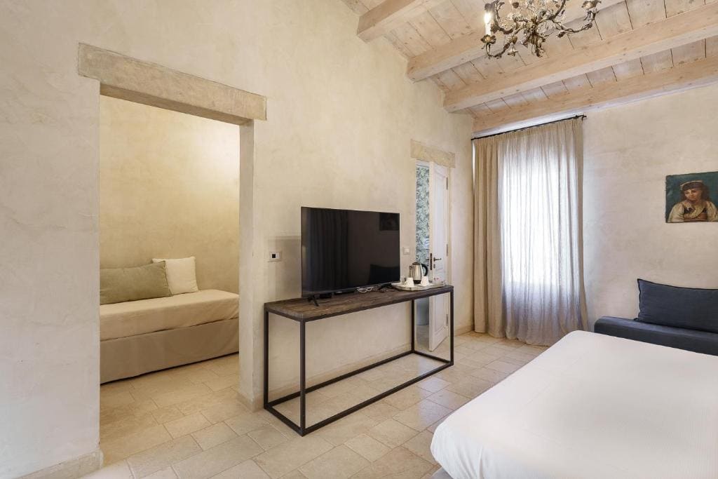 Superior Double or Twin Room room - Image 2