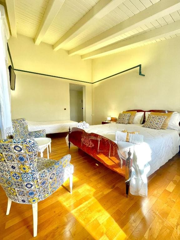 Deluxe Suite with Spa Bath room - Image 2