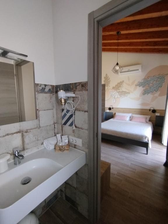 Large Double Room room - Image 3