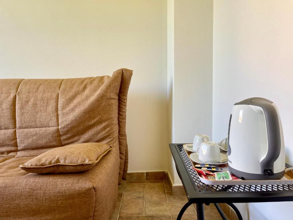 Deluxe Two-Bedroom Apartment with Garden View room - Image 3