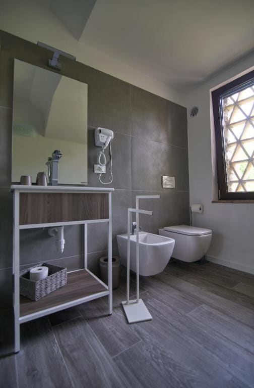 Double Room with Balcony room - Image 3
