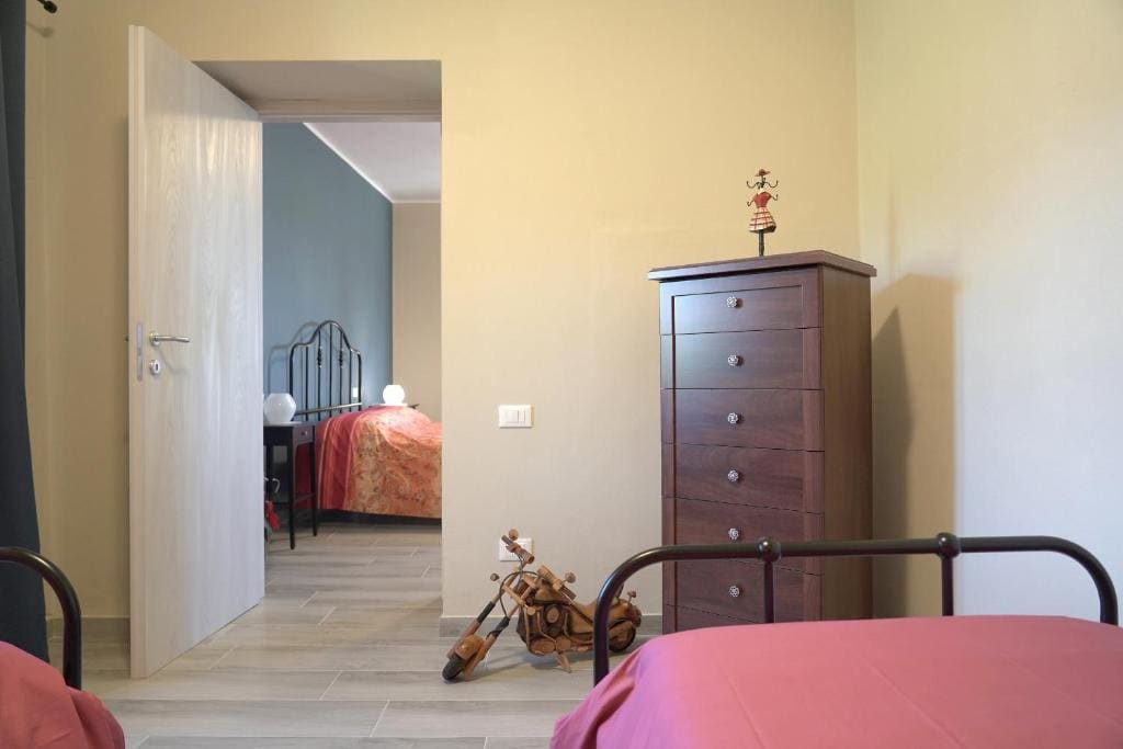 Family Room with Shared Bathroom room - Image 2