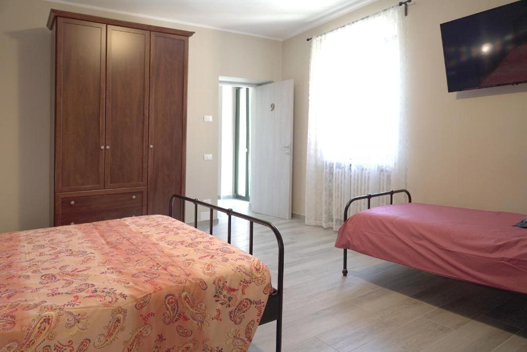 Family Room with Shared Bathroom room - Image 1