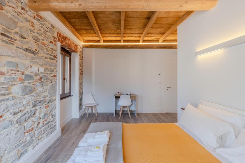 Deluxe Double Room with Balcony room - Image 3