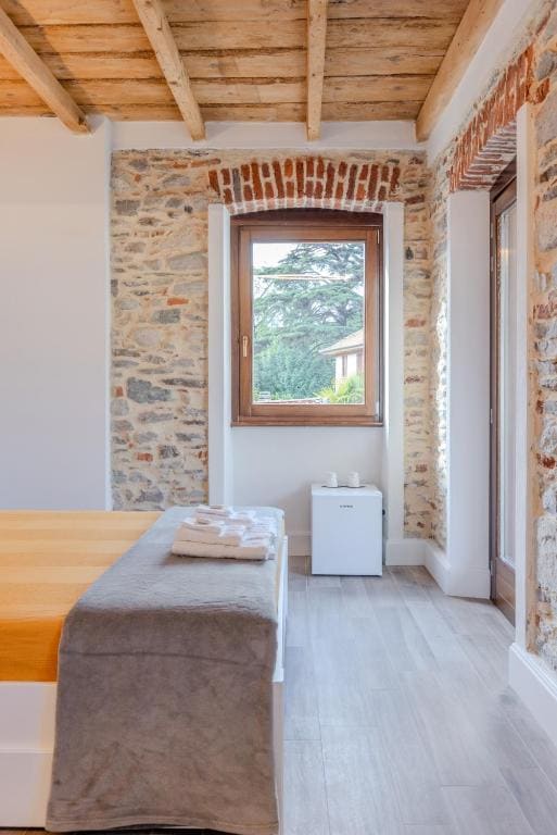 Deluxe Double Room with Balcony room - Image 2
