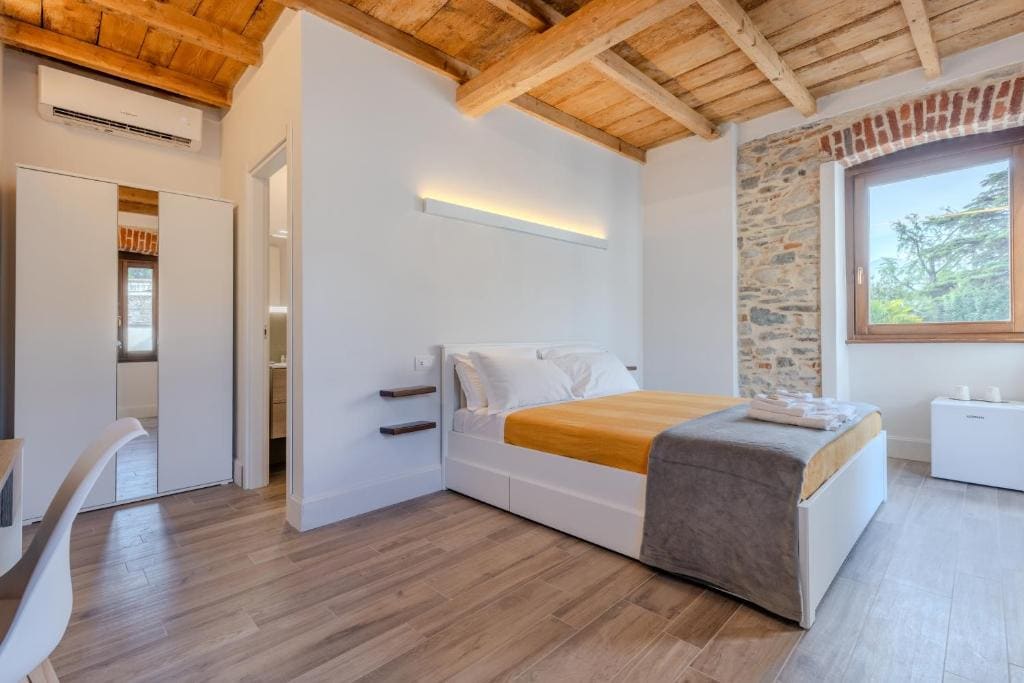 Deluxe Double Room with Balcony room - Image 1
