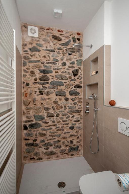 Double Room with Balcony room - Image 3