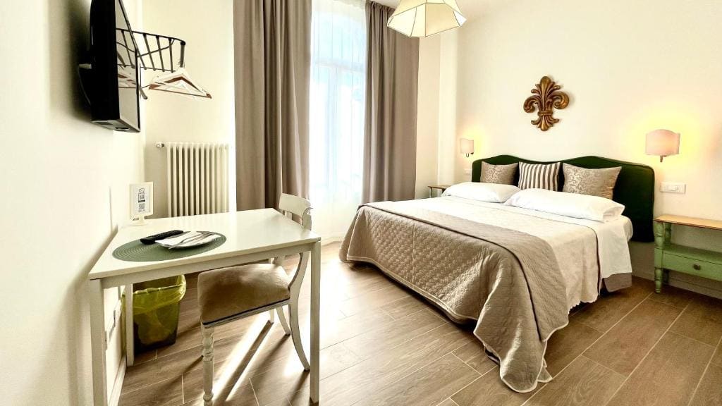 Double Room with Private Bathroom room - Image 3