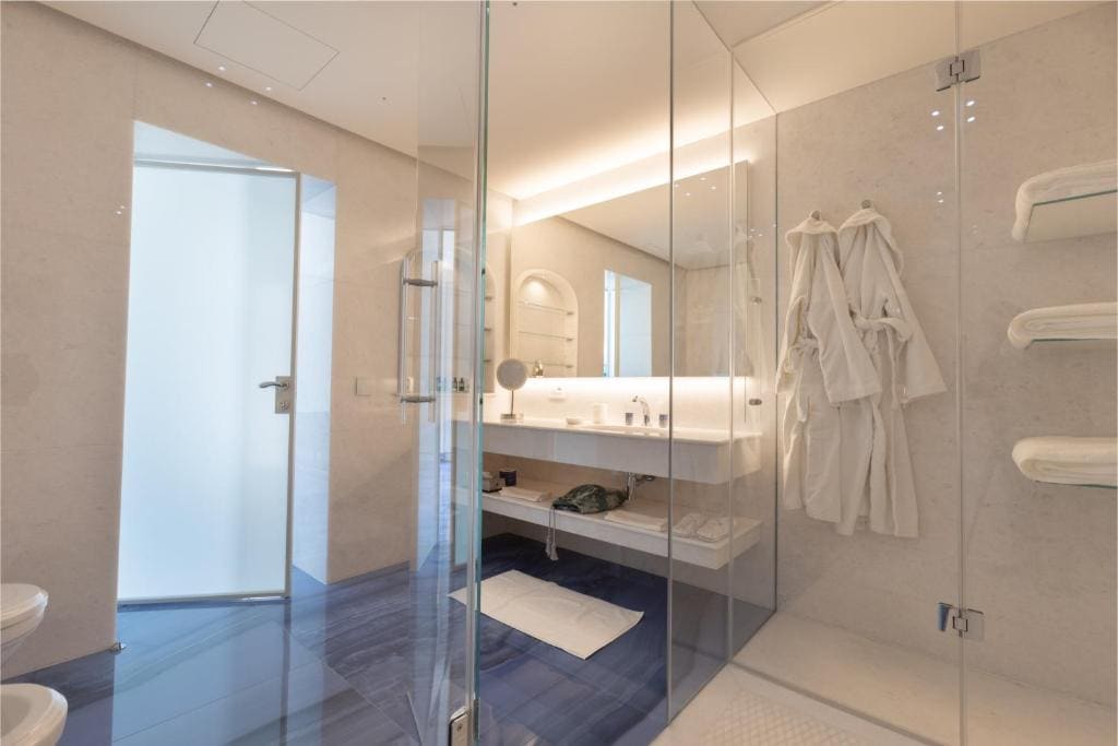 Suite with Spa Bath room - Image 3