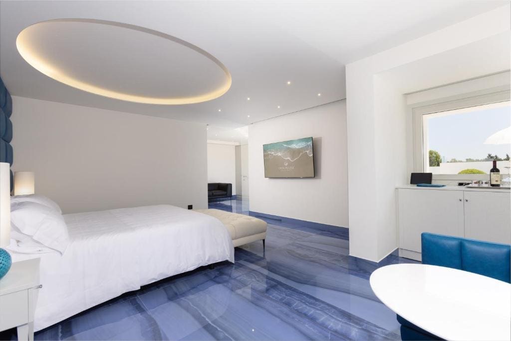 Suite with Spa Bath room - Image 2