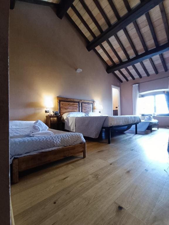 Deluxe Quadruple Room room - Image 2