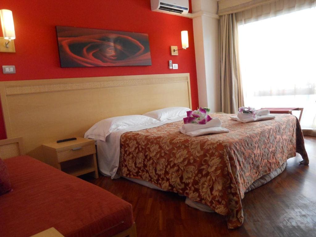 Deluxe Junior Suite room - Image 3