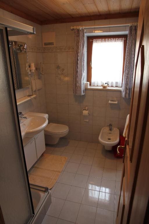 One-Bedroom Apartment - Annex room - Image 2