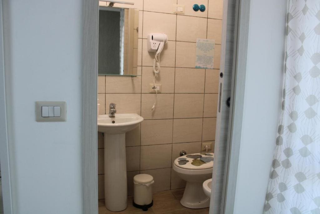 Double Room with Private Bathroom room - Image 3