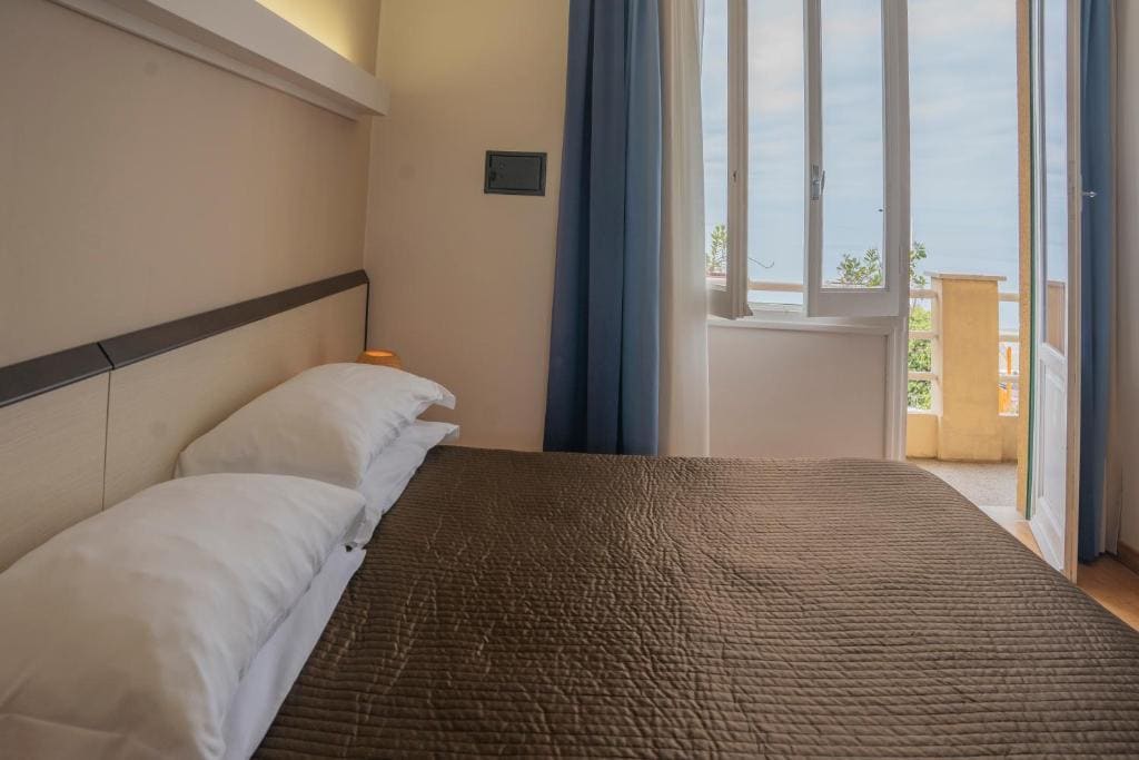 Double Room with Sea View Balcony room - Image 2