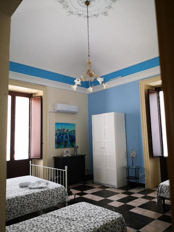 Queen Room with Balcony room - Image 2