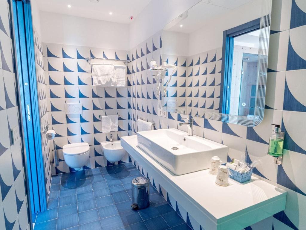 Deluxe Double Room with Shower room - Image 2