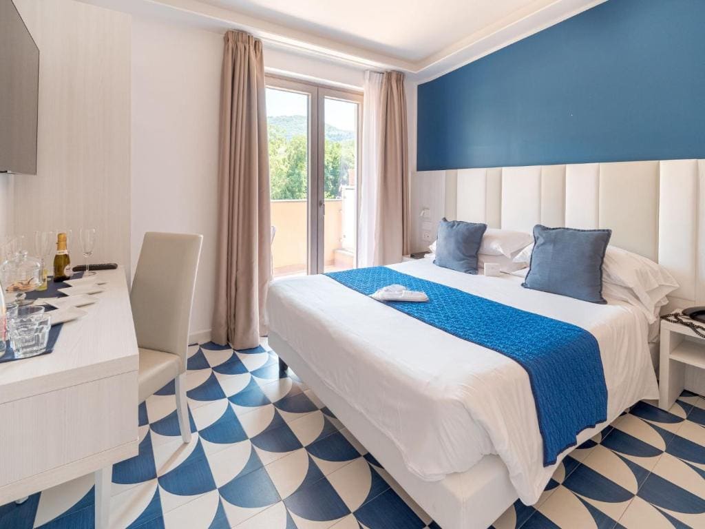 Deluxe Family Room room - Image 2