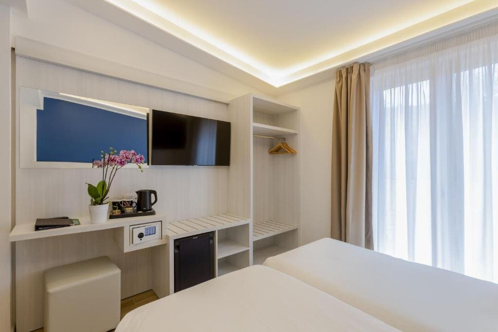 Double or Twin Room with Balcony room - Image 2
