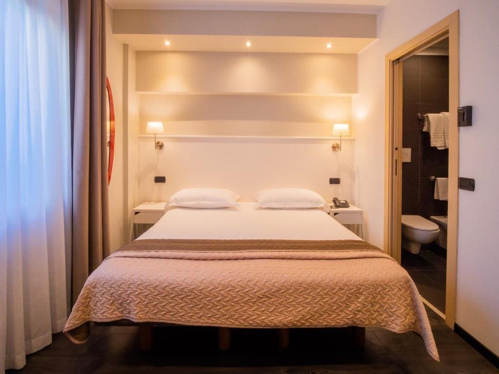 Standard Double or Twin Room room - Image 3