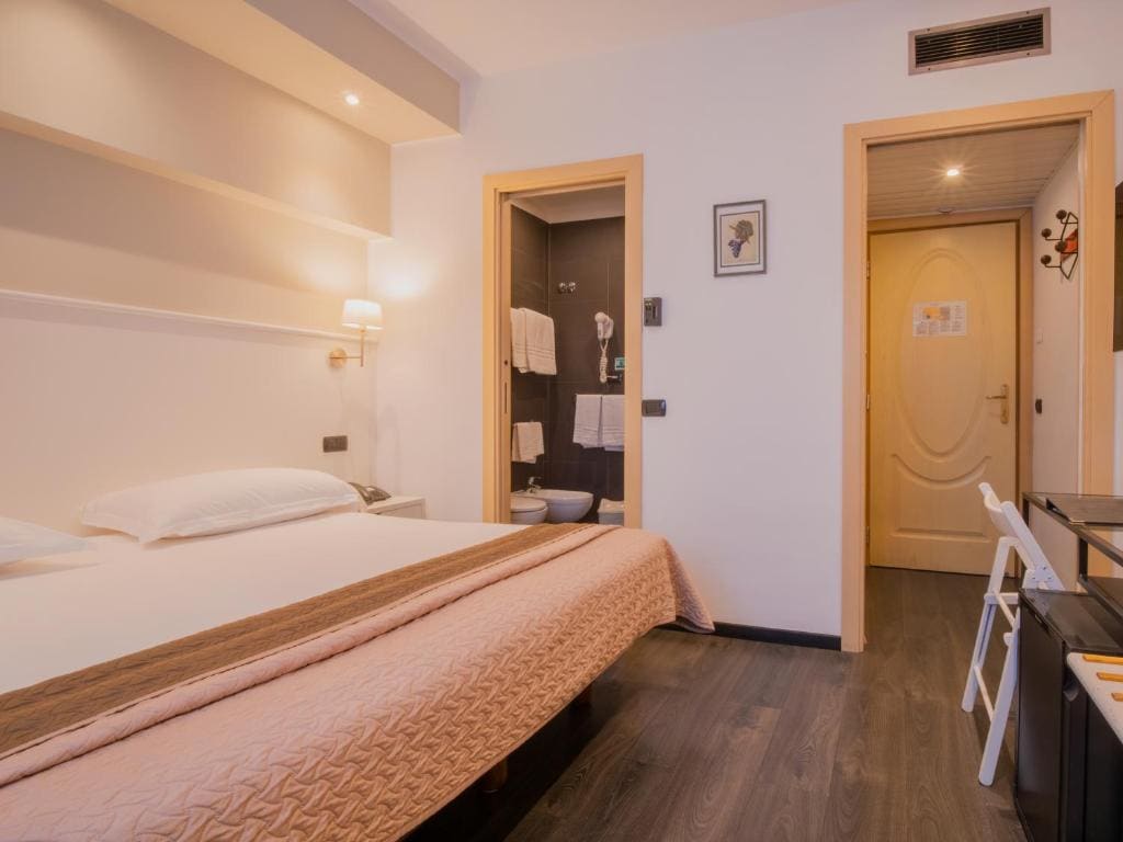 Standard Double or Twin Room room - Image 1