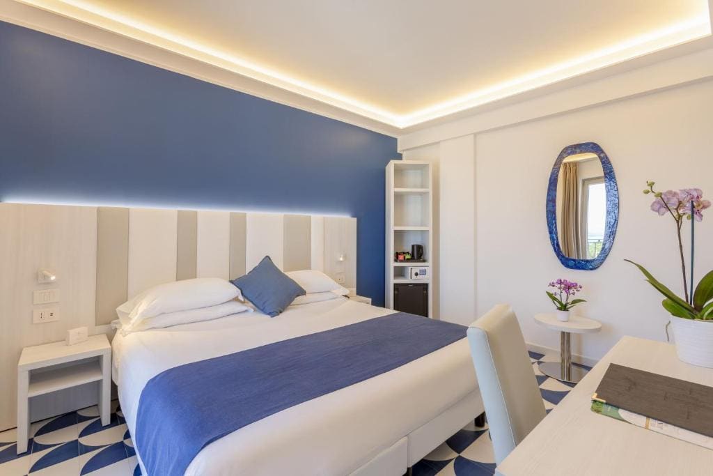 Superior Deluxe Double or Twin Room room - Image 1