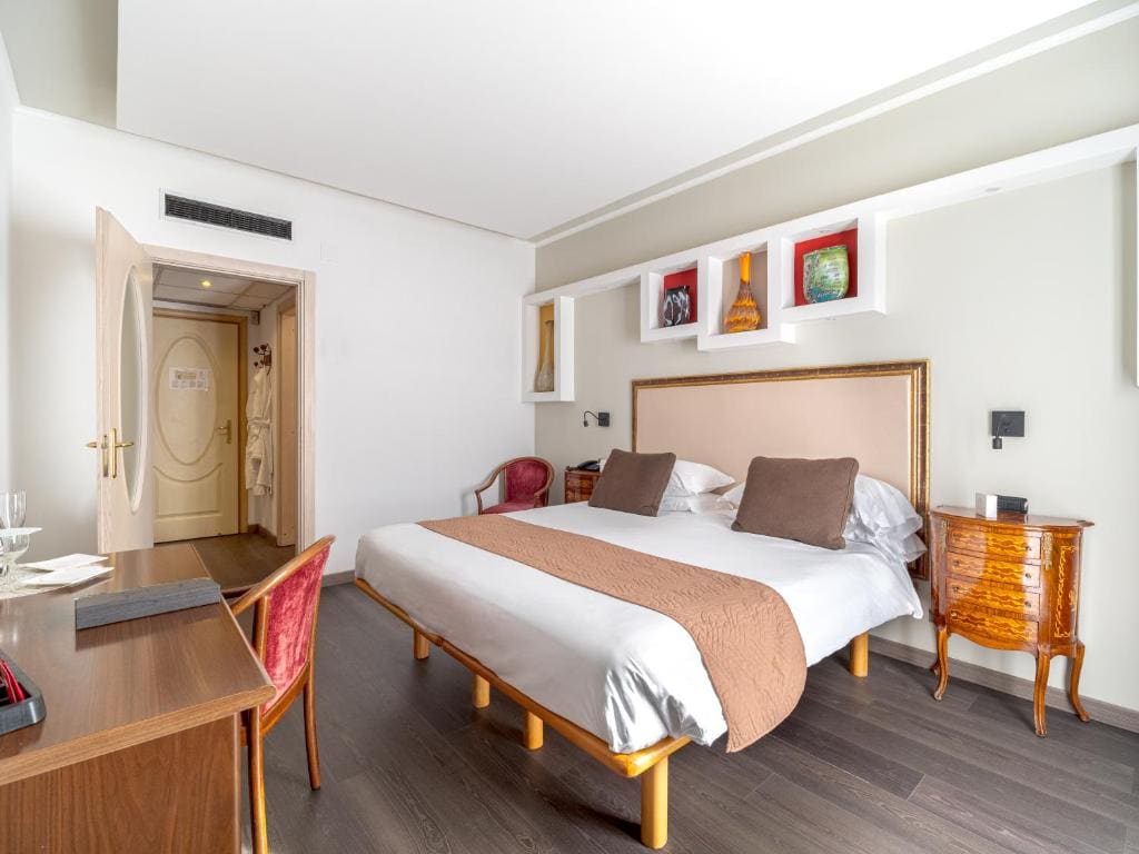 Superior Double or Twin Room room - Image 2