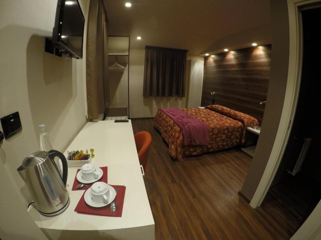 Deluxe Suite with Spa Bath room - Image 1