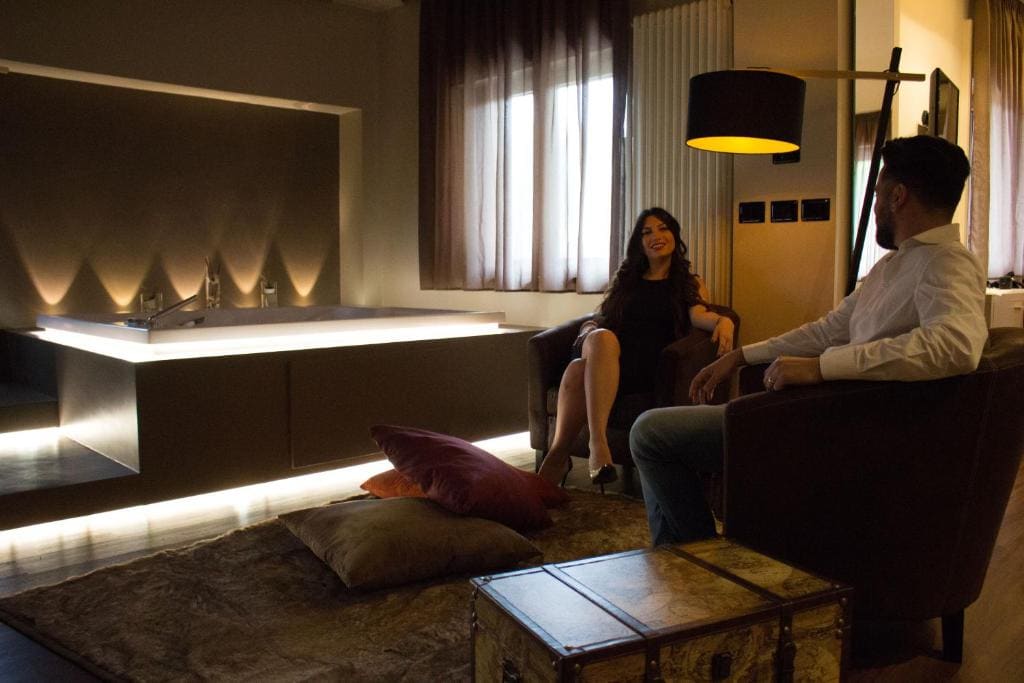 Deluxe Suite with Spa Bath room - Image 3